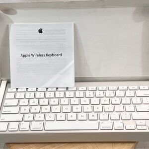 Apple A1314 Wireless Keyboard with Bluetooth for iMac / Mac / iPad